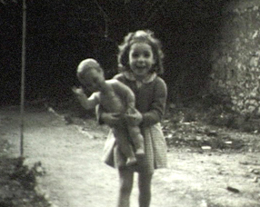 Petite fille à la poupée, années 50, img cinémémoire