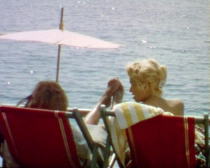 femme blonde, chaise longue, mer, parasol