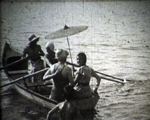 femmes sur barque années 1920