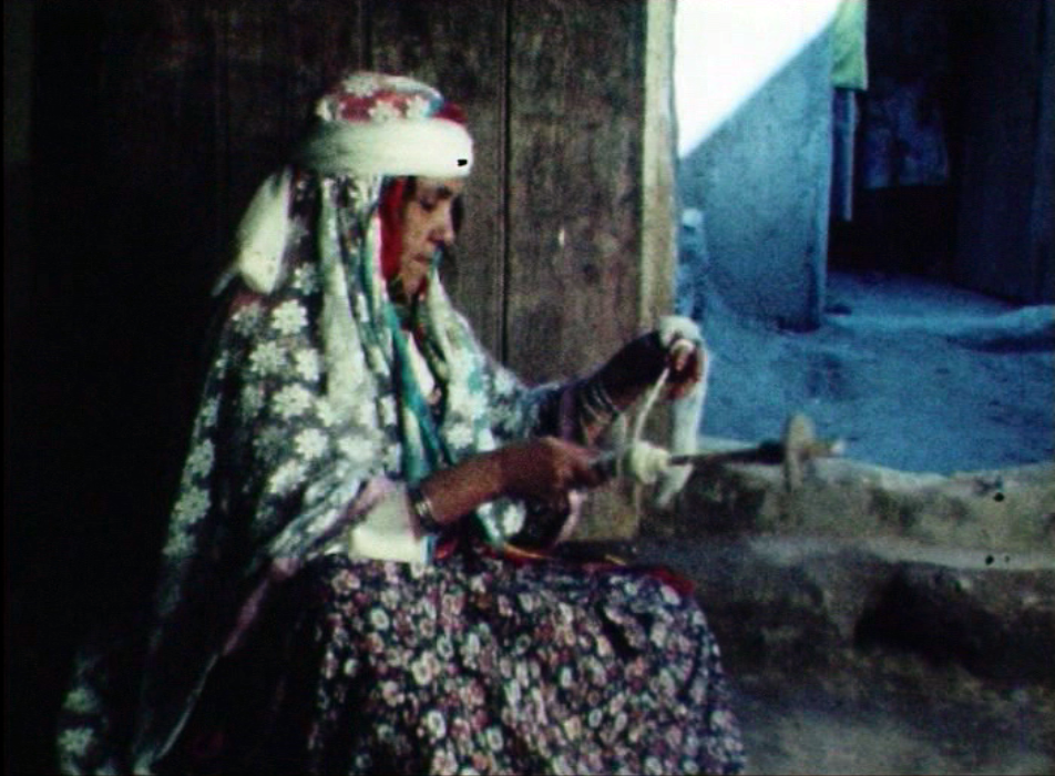 Femme dans un intérieur algérieur, film amateur, fiction, de Bachouti Messaoud