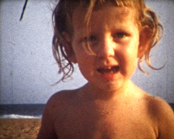 Odile Lecour sur la plage de Cotonou, années 50 , photo Cinémémoire, film Lecour